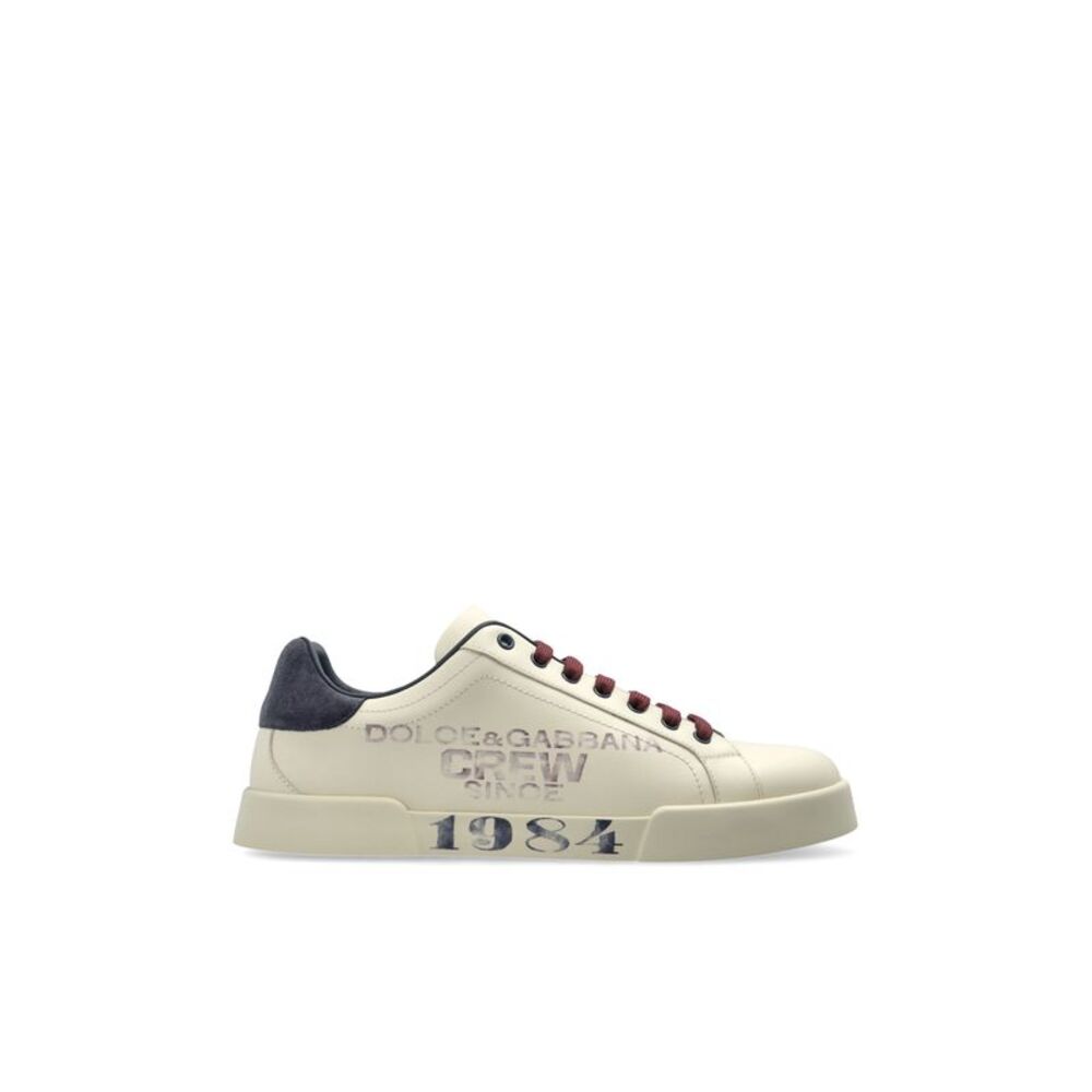 Sports shoes with logo